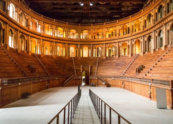 Teatro Farnese, i putti restaurati tornano al loro posto